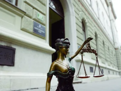 ﻿- ilustrativna fotografija - vlada - tematska fotografija - poseg politike v sodstvo//FOTO: Bojan Velikonja