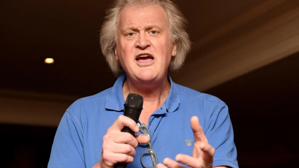 RBTXWB Tim Martin, founder of pub chain Wetherspoon, visits The Swan pub in Weymouth during his nationwide tour of his Wetherspoon's pubs to talk about a no deal Brexit Credit: Finnbarr Webster/Alamy Live News