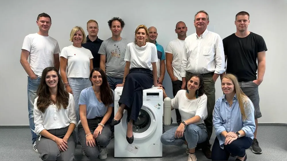 Podjetje, ki je imelo lani okoli 370 tisoč evrov prihodkov, sestavlja ekipa dvanajstih redno zaposlenih sodelavcev. F Planet Care