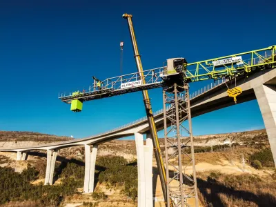 Klančar žerjavi so z žerjavi in drugo opremo navzoči na velikih gradbenih projektih, kot je gradnja drugega tira. F Klančar žerjavi