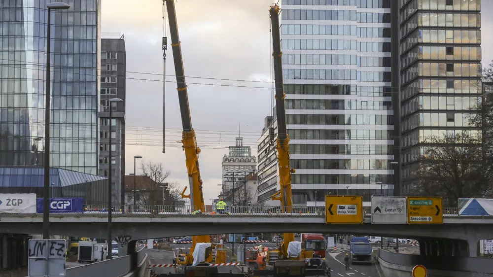 - rušenje železniškega nadvoza nad Dunajsko cesto - 04.01.2024 - popolna zapora Dunajske ceste v sklopu gradnje novega Potniškega centra Ljubljana - delavci začeli podirati južni del nadvoza nad Dunajsko cesto - //FOTO: Luka Cjuha