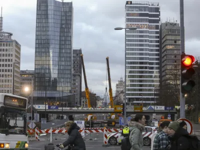 - rušenje železniškega nadvoza nad Dunajsko cesto - 04.01.2024 - popolna zapora Dunajske ceste v sklopu gradnje novega Potniškega centra Ljubljana - delavci začeli podirati južni del nadvoza nad Dunajsko cesto - //FOTO: Luka Cjuha