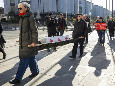 Takole so včeraj predstavniki iniciative Glas ljudstva v DZ prinesli podpise volilcev pod predlog novele zakona o nujnih ukrepih za zagotovitev stabilnosti zdravstvenega sistema. 
