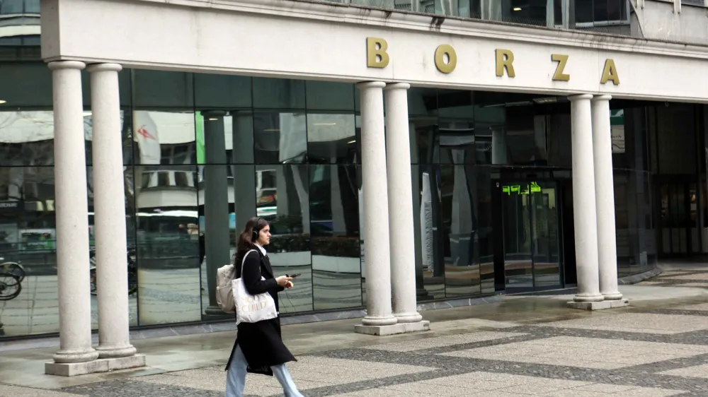 Za povprečne vlagatelje, ki občasno pogledajo svoje stanje delnic, večino premoženja pa hranijo v bankah, bi bilo po mnenju vodje upravljanja delniških naložb v družbi Generali Investments Aleša Lokarja smiselno, da nekaj prihrankov vložijo na Ljubljanski borzi. 