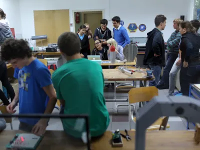 Neustrezna vzgoja otrok in pretirana zaščitniška vloga staršev, kadar gre za otrokove vzgojne ali učne težave, zelo ovirata delo učiteljev. Fotografija je simbolična. 