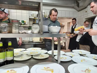 Kuharski mojstri na škofjeloškem območju imajo tudi v letošnjem januarju polne roke dela.