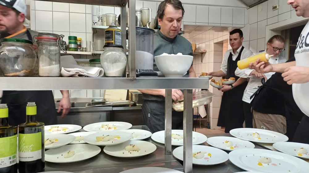 Kuharski mojstri na škofjeloškem območju imajo tudi v letošnjem januarju polne roke dela.