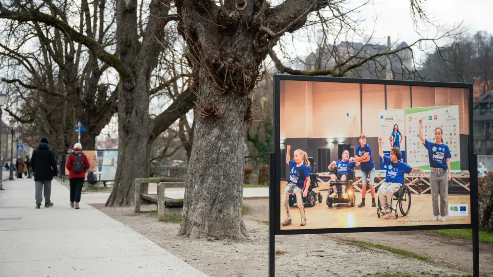 Razstava je na ogled v okviru projekta Vseslovenska akcija ozaveščanja o socialnem vključevanju invalidov.