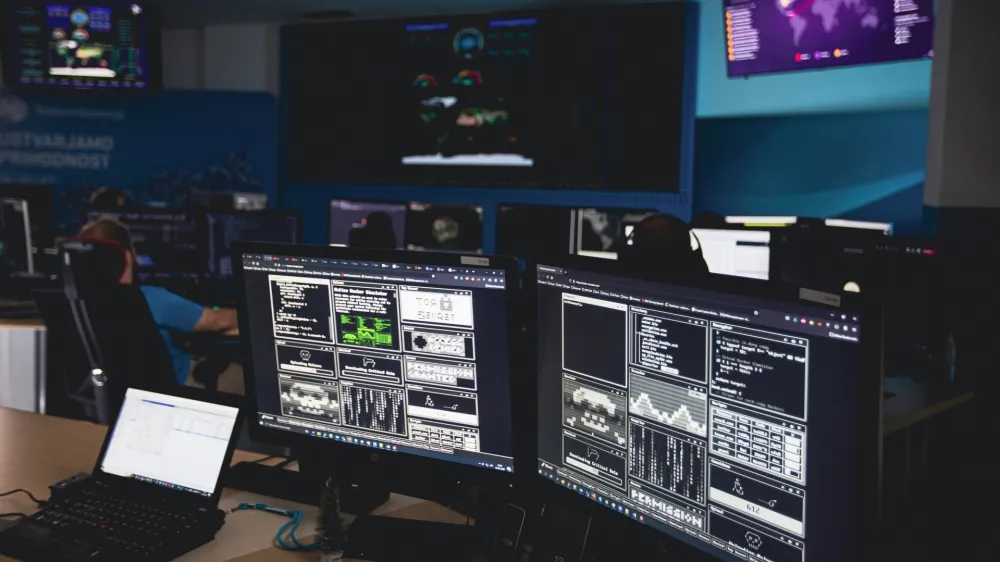 Po naših neuradnih informacijah so v HSE postali pozorni, ko so zaznali anonimne prijave v posamezne dele informacijskega sistema. To je namreč po varnostnih protokolih zaradi zagotavljanja sledljivosti prepovedano, zaposleni pa to striktno upoštevajo. Fotografija je simbolična. 