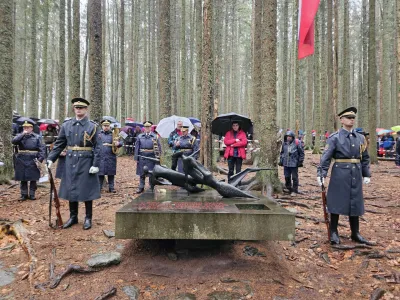 Osankarica, Spomenik pri Treh zebljih.<br>Slovesnost ob 81. obletnici padca Pohorskega bataljona pri Treh zebljih na Osankarici, kjer je bil osrednji govornik predsednik DS Marko Lotric.