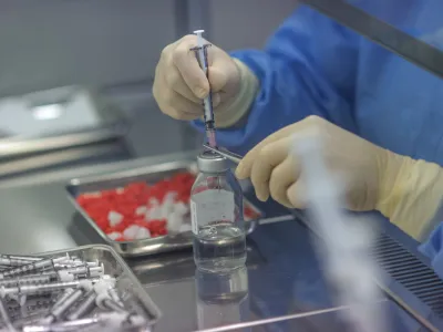 - ilustrativna fotografijazdravila, farmacevtski izdelki, krema, kreme, izdelava zdravil, mazila, injekcija, izdelava kapljic za oči- Lekarna UKC Ljubljana - dan odprtih vrat - predstavili način priprave zdravil in prostore lekarne, Zaloška 7   //FOTO: Tomaž Zajelšnik