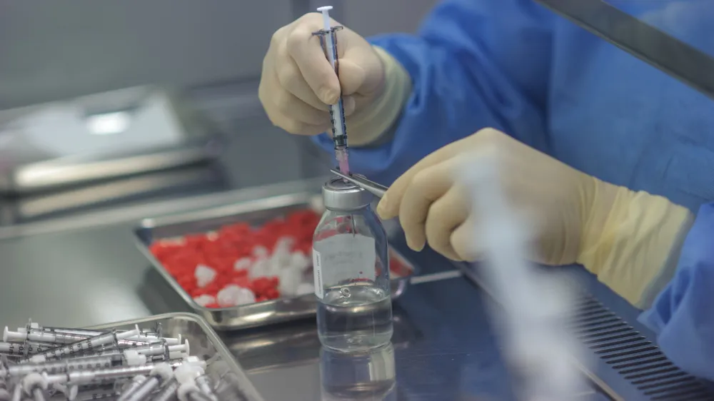 - ilustrativna fotografijazdravila, farmacevtski izdelki, krema, kreme, izdelava zdravil, mazila, injekcija, izdelava kapljic za oči- Lekarna UKC Ljubljana - dan odprtih vrat - predstavili način priprave zdravil in prostore lekarne, Zaloška 7   //FOTO: Tomaž Zajelšnik