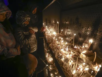 Pravoslavni božič- 06.01.2024 – Pravoslavni verniki danes obeležujejo t. i. badnji dan, ko bodo v cerkvah prevzeli badnjake, to je slamo in hrastove veje, ter jih odnesli domov in zažgali. //FOTO: Luka Cjuha