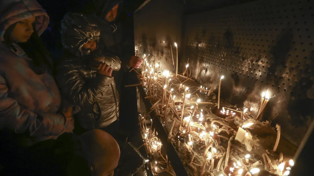 Pravoslavni božič- 06.01.2024 – Pravoslavni verniki danes obeležujejo t. i. badnji dan, ko bodo v cerkvah prevzeli badnjake, to je slamo in hrastove veje, ter jih odnesli domov in zažgali. //FOTO: Luka Cjuha