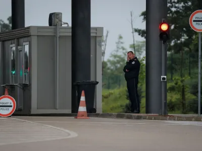 A Kosovo police officer stands at the Kosovo-Serbia border crossing in Merdare, Kosovo, June 15, 2023. REUTERS/Valdrin Xhemaj NO RESALES. NO ARCHIVES