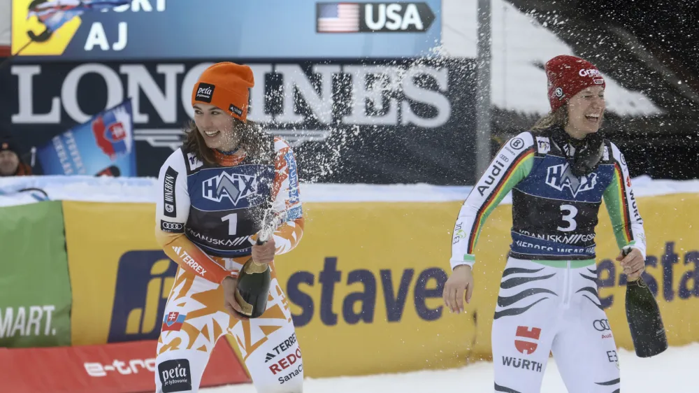 Prvouvrščeni slalomistki Petra Vlhova (levo) in Lena Dürr sta imeli v Kranjski Gori privilegij odpiranja penine.