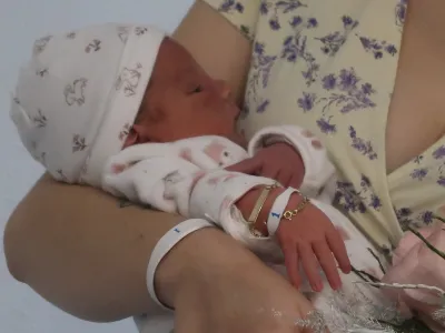 Sempeter pri Gorici, sempetrska porodnisnica.<br>Obdaritev prvorojenrga otroka, deklice Lane v letosnjem letu.<br>Deklica Lana z zlato zapestnico.