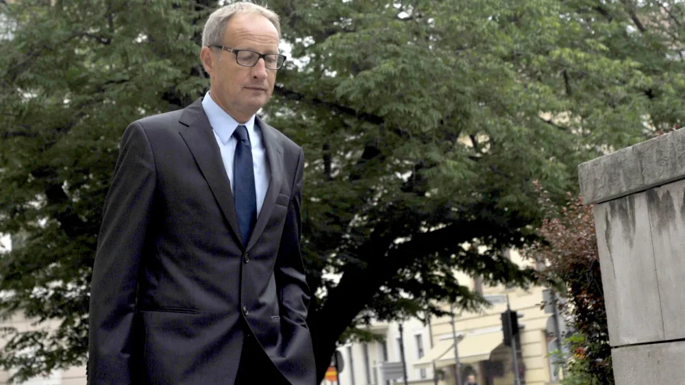 nekdanji predsednik uprave Merkurja Bine Kordež    - sojenje bivšemu vodstvu podjetja Merkur za ponareditev ali uničenje poslovnih listin in za oškodovanje podjetja - obtožbe povezane s preprodajo trgovskega centra na Primskovem, zaradi česar naj bi bil Merkur oškodovan za devet milijonov evrov    //FOTO: Tomaž Zajelšnik