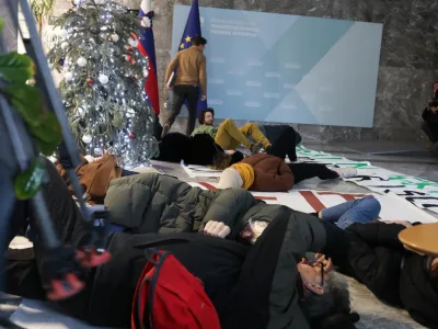 - 09.01.2024 - Mladi za podnebno pravičnost izvedli akcijo pred Ministrstvom za okolje, podnebje in energijo (MOPE) na temo osnutka Nacionalnega energetskega in podnebnega načrta (NEPN). //FOTO: Bojan Velikonja