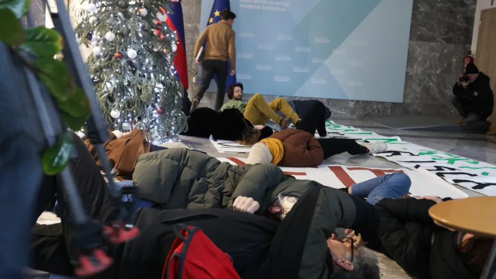 - 09.01.2024 - Mladi za podnebno pravičnost izvedli akcijo pred Ministrstvom za okolje, podnebje in energijo (MOPE) na temo osnutka Nacionalnega energetskega in podnebnega načrta (NEPN). //FOTO: Bojan Velikonja