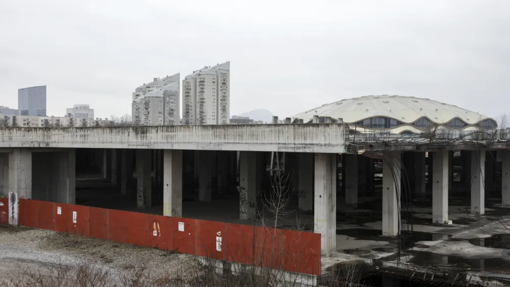 - 08.01.2024 – Center Stožice - nedokončani trgovski del Stožic je Družba Rastoder prodala družbi MG Mind iz Bosne in Hercegovine  //FOTO: Jaka Gasar