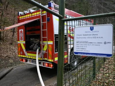 Pomoč gasilcev ob poškodovanem vodovodu Peričnik.