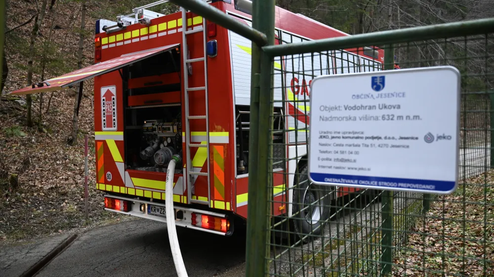 Pomoč gasilcev ob poškodovanem vodovodu Peričnik.