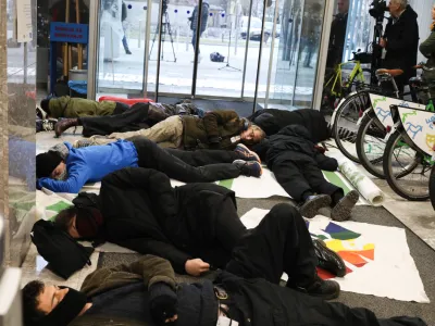 Medtem ko je v prostorih ministrstva za okolje, podnebje in energijo potekal posvet glede celovite presoje vplivov na okolje za nacionalni energetski in podnebni načrt, so aktivisti izvedli protestniško akcijo. 