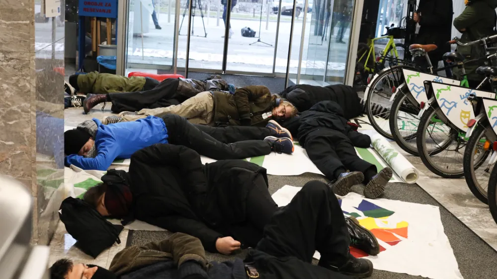 Medtem ko je v prostorih ministrstva za okolje, podnebje in energijo potekal posvet glede celovite presoje vplivov na okolje za nacionalni energetski in podnebni načrt, so aktivisti izvedli protestniško akcijo. 