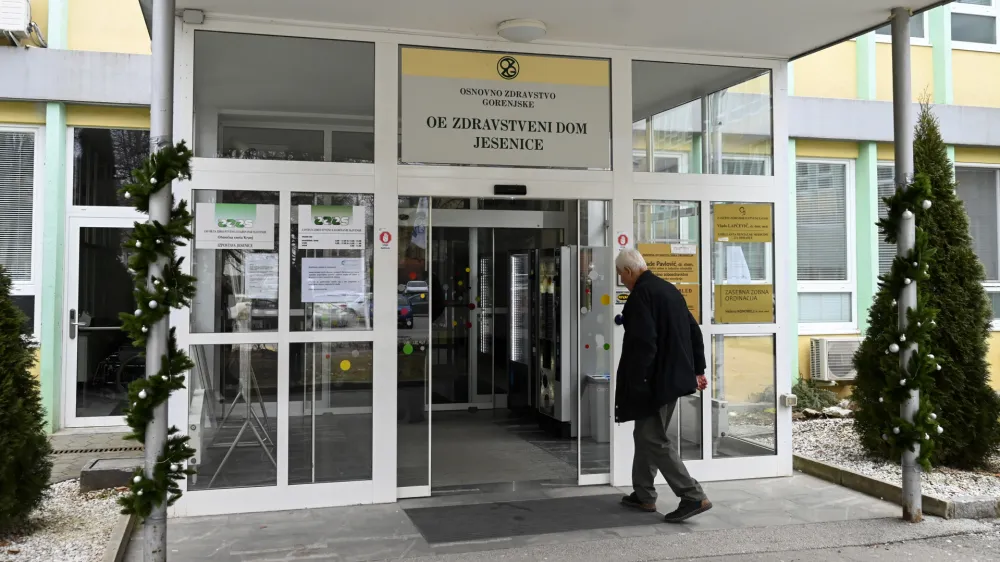 Zdravstveni dom Jesenice- 09.01.2024 – Jesenice – izpad vodovodnega omrežja – okvara distribucijskega vodovoda Peričnik - motnje pri oskrbi s pitno vodo //FOTO: Nik Erik Neubauer