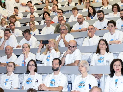  - 09.01.2024 – opozorilna stavka zdravnikov in zobozdravnikov - zdravniki in zobozdravniki zaradi neuresničenih zavez vlade iz že sklenjenih sporazumov opozorilno stavkali. protest //FOTO: Nik Erik Neubauer 