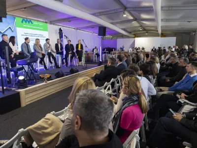 Več kot 130 udeležencev je imelo na srečanju pod naslovom Dobri temelji za globalno prihodnost priložnost spoznati primere uspešnih prenosov lastništva v podjetjih. F Bor Slana/STA