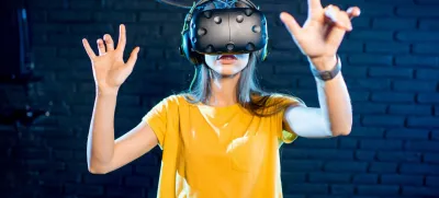 Digitalni lik britanske najstnice je spolno napadla skupina avatarjev neznancev. Podobni napadi so se v preteklosti v virtualnem svetu že zgodili, še nikoli pa jih ni preiskovala policija. 