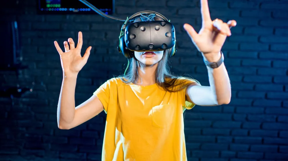 Digitalni lik britanske najstnice je spolno napadla skupina avatarjev neznancev. Podobni napadi so se v preteklosti v virtualnem svetu že zgodili, še nikoli pa jih ni preiskovala policija. 