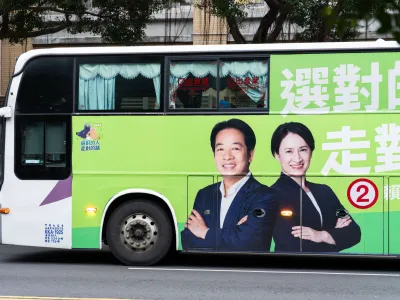 Taiwan, Taipei, 2024/01/05. On a bus, a poster of Democratic Progressive Party (DPP) candidate Lai Ching-Te (William Lai) with his co-candidate Hsiao Bi-Khim in Taiwan s presidential election to be held on Saturday January 13, 2024. Photograph by Jimmy Beunardeau / Hans Lucas. Taiwan, Taipei, 05/01/2024. Sur un bus, une affiche du candidat du Parti democrate progressiste (PDP) Lai Ching-Te (William Lai) avec sa colistiere Hsiao Bi-Khim lors de l election presidentielle de Taiwan qui se tiendra le samedi 13 janvier 2024. Photographie de Jimmy Beunardeau / Hans Lucas.