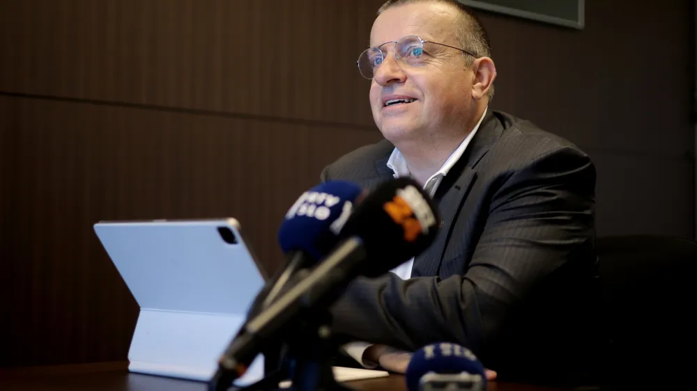 Ljubljana, Elektroncek Group.<br>Novinarska konferenca podjetja Elektroncek Group, na kateri je Joc Pececnik predstavil stanje in nacrte v zvezi s podjetjema Costella in Moda MI&LAN.