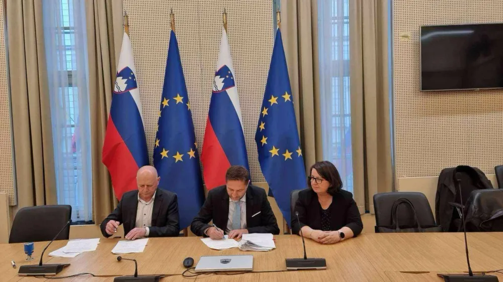 Ministra Franc Props in Klemen Boštjančič podpisujeta sporazum s sindikati