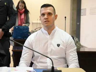 prvoobtoženi Klemen Kadivec<br><br> <br><br>- 10.01.2023 &ndash; sojenje primer Kava&scaron;ki klan - nadaljevanje predobravnavnih narokov domnevnim članom slovenskega dela Kava&scaron;kega klana, ta izvira iz Črne gore &ndash; tožilstvo očita, da naj bi vsaj od decembra 2018 do maja 2021 na območju več držav v okviru hierarhično organizirane kriminalne združbe na veliko trgovali z drogo.<br><br> <br><br>//FOTO: Nik Erik Neubauer