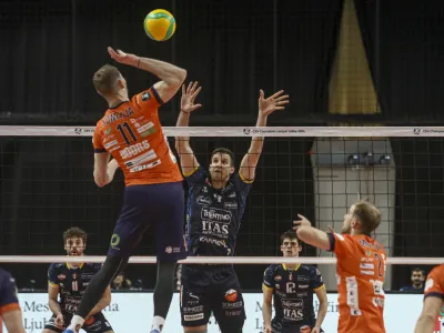 Odbojkarji ACH Volley (v oranžnem) so bili proti Trentinu (v modrem Jan Kozamernik) brez možnosti za presenečenje.