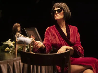 Tina Vrbnjak kot protagonistka avtorskega projekta Alica: nekaj solilogov o neznosnosti časa, ki ga je režiral Luka Marcen in bo nocoj ob 20. uri premierno uprizorjen na odru Male Drame. 