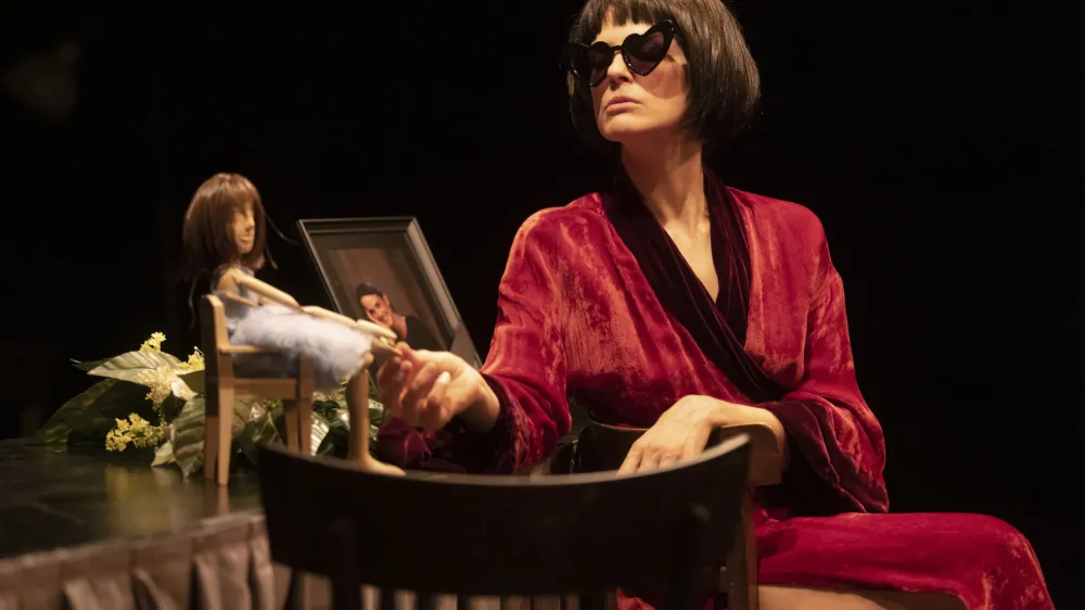 Tina Vrbnjak kot protagonistka avtorskega projekta Alica: nekaj solilogov o neznosnosti časa, ki ga je režiral Luka Marcen in bo nocoj ob 20. uri premierno uprizorjen na odru Male Drame. 