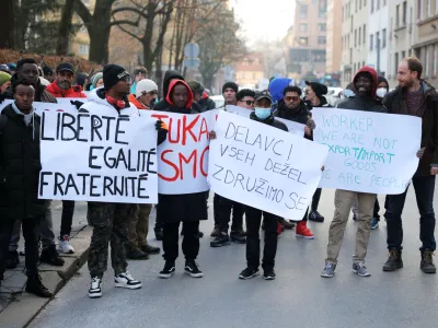 Ljubljana, pred vlado RS.<br>Novinarska konferenca ekipe Ambasade Rog, na kateri so predstavili svoje izkusnje in predloge proti deportacijam prosilcev za azil in predstavili novo stevilko glasila Tukaj smo.