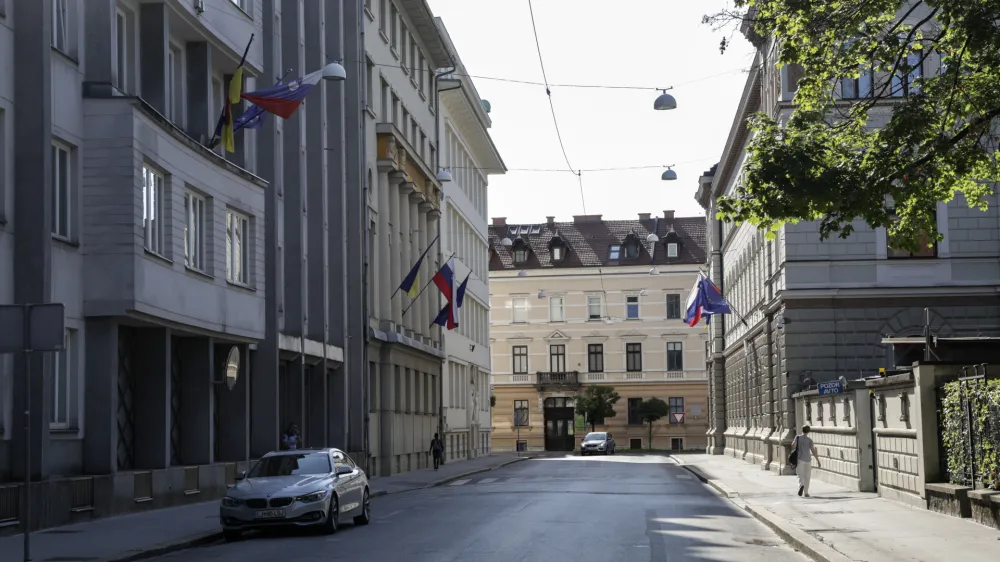 Glede na podatke iz letošnjega proračuna Mestne občine Ljubljana prenova Gregorčičeve ulice in z njo gradnja podhoda pod to ulico pred letom 2027 ne bosta končani. 
