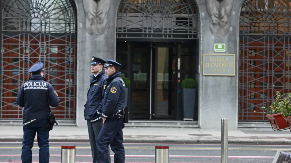 - Banka Slovenije (BS) - Slovenska cesta 35 - stavba - policija//FOTO: Luka Cjuha