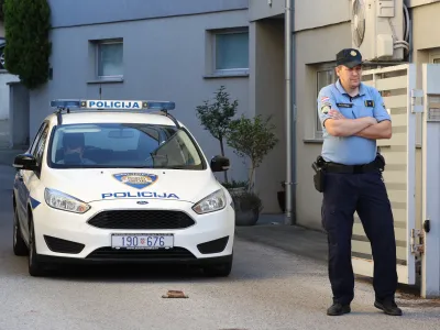 ﻿25.09.2021., Zagreb - Policija obavlja ocevid ispred zgrade u Mlinovima, u kojoj je nocas ubijeno troje ljudi. Photo: Marko Prpic/PIXSELL