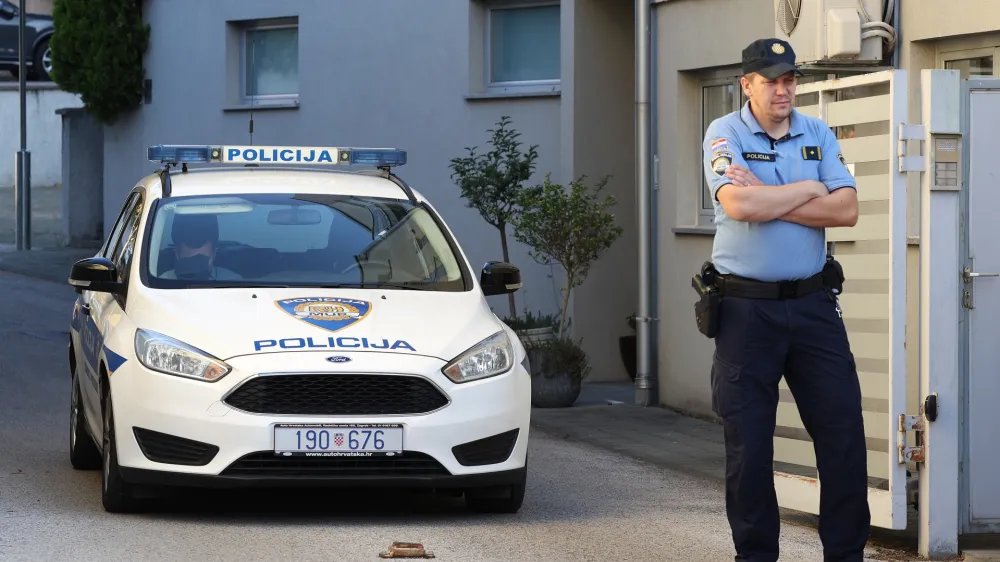 ﻿25.09.2021., Zagreb - Policija obavlja ocevid ispred zgrade u Mlinovima, u kojoj je nocas ubijeno troje ljudi. Photo: Marko Prpic/PIXSELL