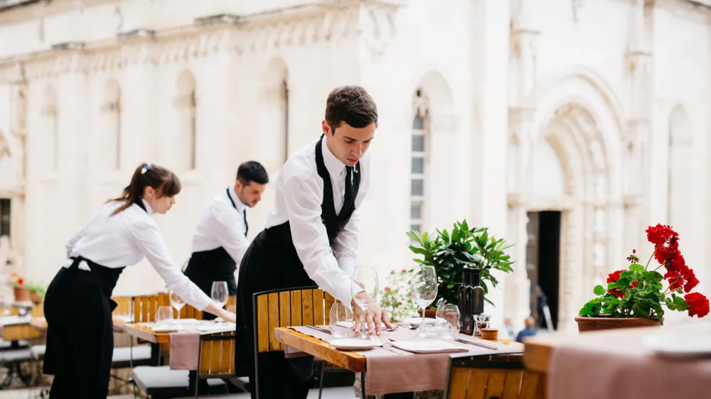 pelegrini restavracija, natakarji