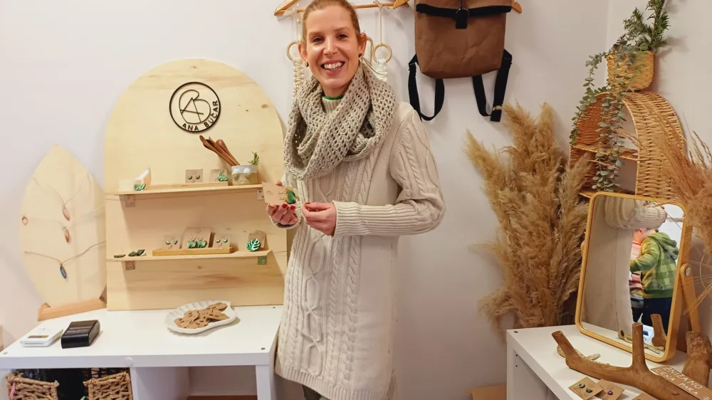 Njena strast je oblikovanje ročno izdelanega unikatnega lesenega nakita. 