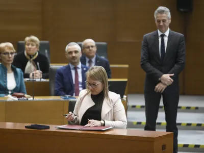 Mateja Čalušić, nova ministrica za kmetijstvo, gozdarstvo in prehrano; in predsednik vlade dr. Robert Golob- 12.01.2024 – Državni zbor – 60. Izredna seja DZ – poslanci odločali o imenovanju poslanke Gibanja Svoboda Mateje Čalušić za novo ministrico za kmetijstvo, gozdarstvo in prehrano.  //FOTO: Luka Cjuha