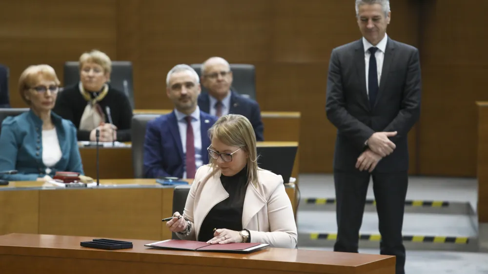 Mateja Čalušić, nova ministrica za kmetijstvo, gozdarstvo in prehrano; in predsednik vlade dr. Robert Golob- 12.01.2024 – Državni zbor – 60. Izredna seja DZ – poslanci odločali o imenovanju poslanke Gibanja Svoboda Mateje Čalušić za novo ministrico za kmetijstvo, gozdarstvo in prehrano.  //FOTO: Luka Cjuha